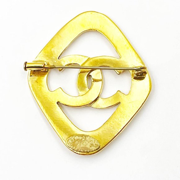 Chanel Rare Vintage Gold Plated Argyle White CC Brooch  Chanel Rare Vintage Gold Plated Argyle White CC Brooch